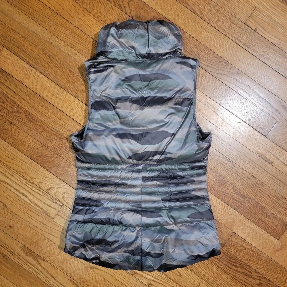 Lululemon Women's Size 6 Fluffin Awesome Full Zip‎ Puffer Goose Down Vest Camo - Picture 3 of 6